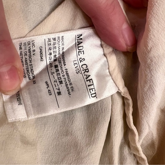 Levi's Women’s Cream Button-down shirt. Made & Crafted Shirt - Picture 7 of 10